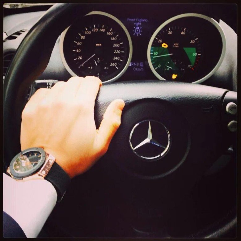 Мужчина за рулем Мерседеса