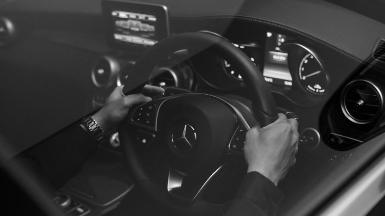 Мужские руки на руле