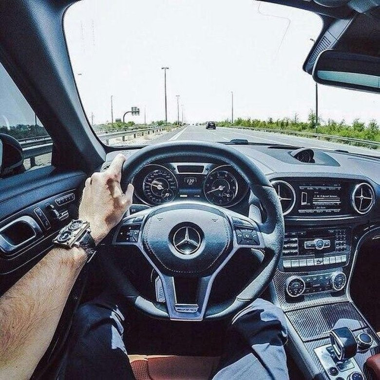 Мужчина на мерседесе
