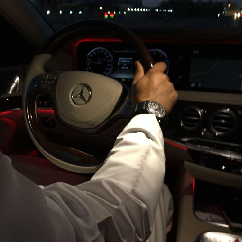 Мужчина за рулем Мерседеса
