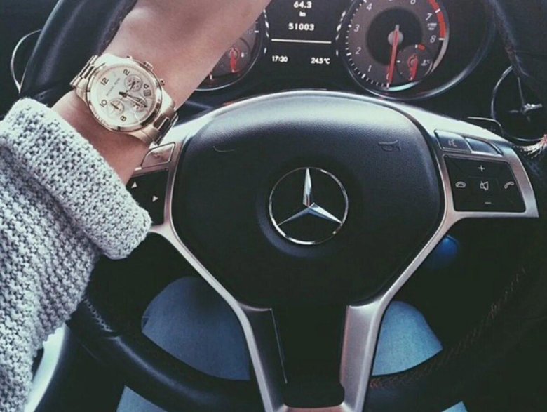 Девушка за рулем