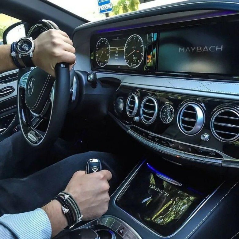 Парень на мерседесе