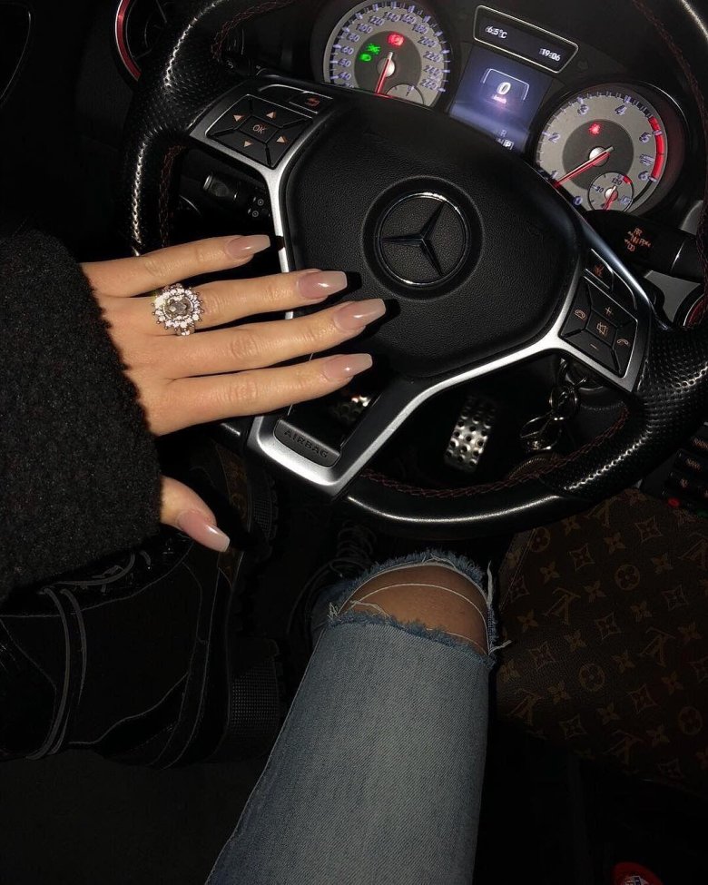 Девушка за рулем