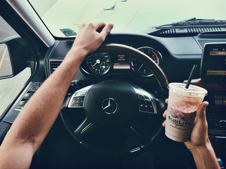 Парень на мерседесе