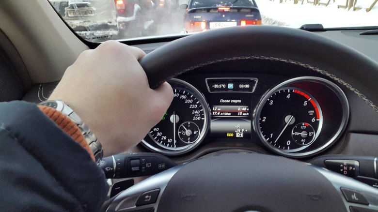 Мерседес е200 за рулем