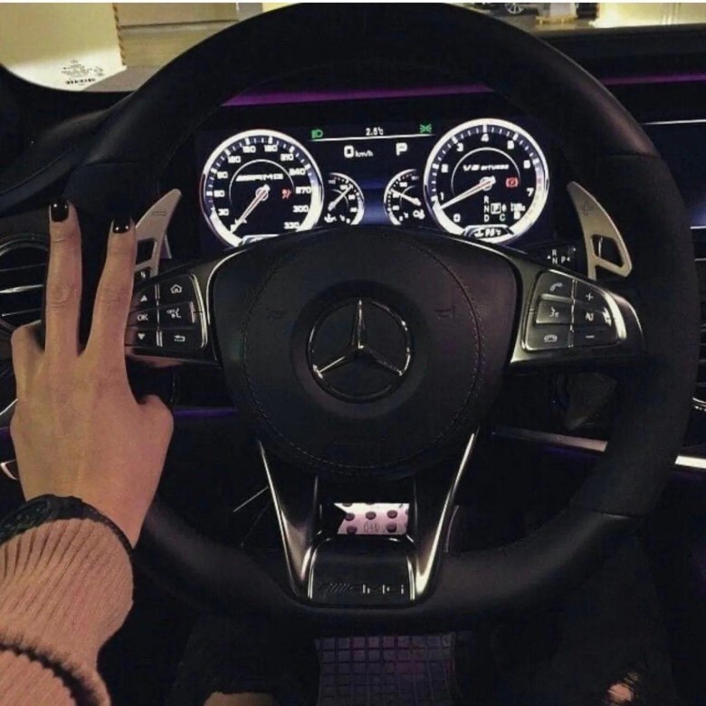 Девушка за рулем Мерседеса