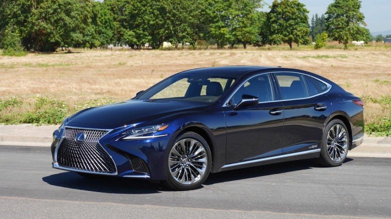 Лексус седан 2020