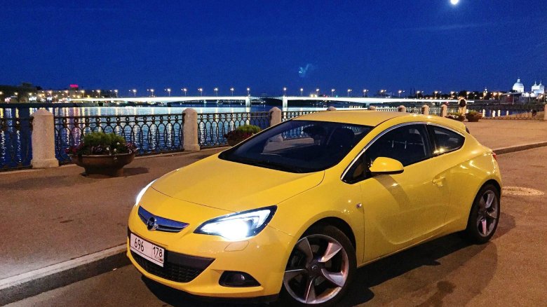 Opel Astra GTC Yellow