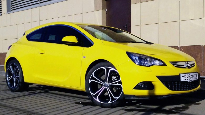 Opel Astra GTC Yellow