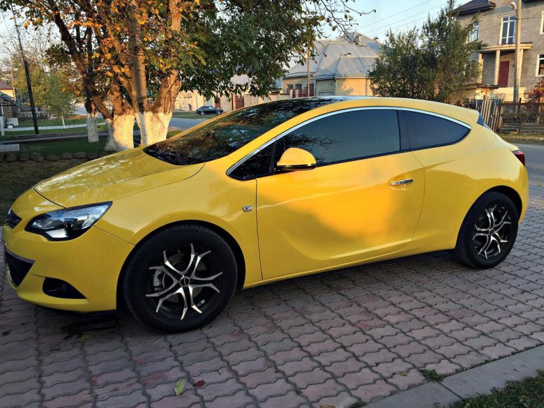Opel Astra GTC желтая