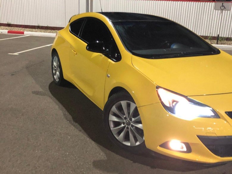 Opel Astra GTC 2012 желтый