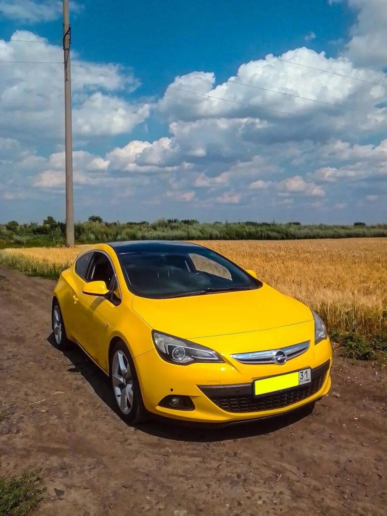 Опель Астра j GTC желтая