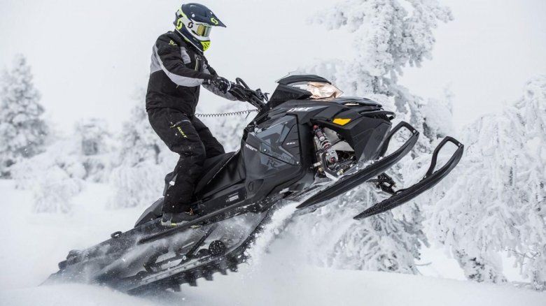 Спортивный снегоход