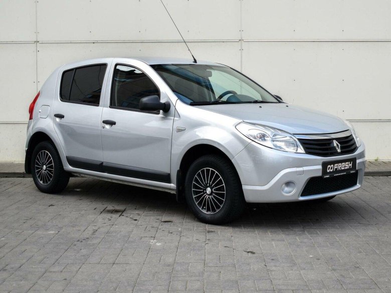 Рено Сандеро хэтчбек белая