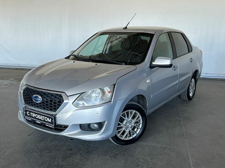 Датсун серебристый седан