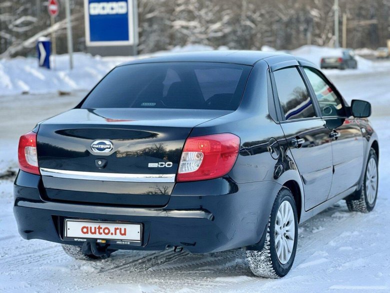 Черный датсун