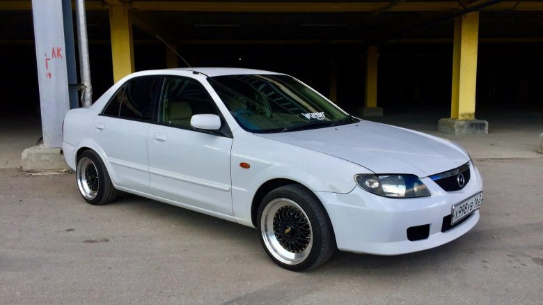 Mazda familia 2002 седан