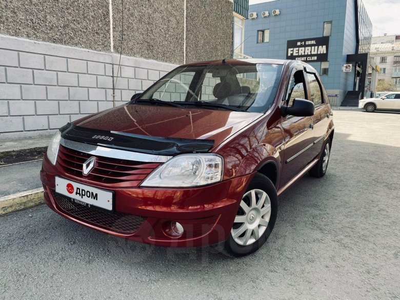 Рено Логан 2012г черный на природе фото