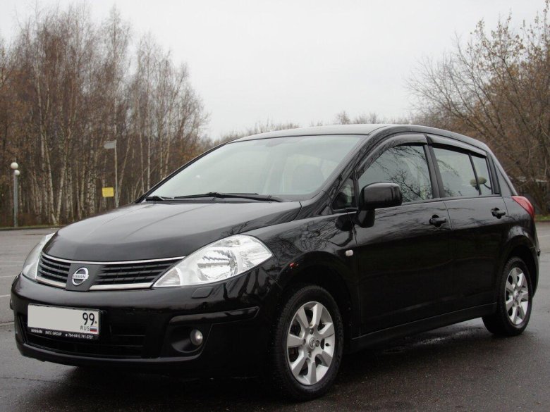 Тиида 2010 седан черная