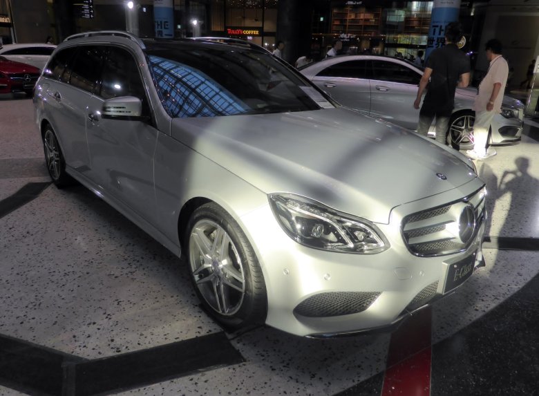 Большой серебристый Мерседес