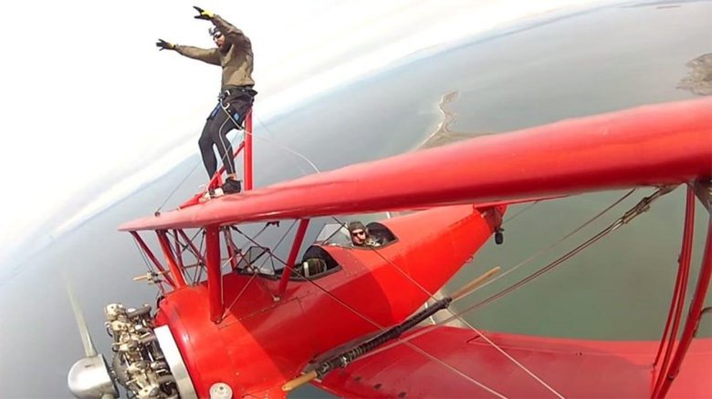 Полет на крыле самолета