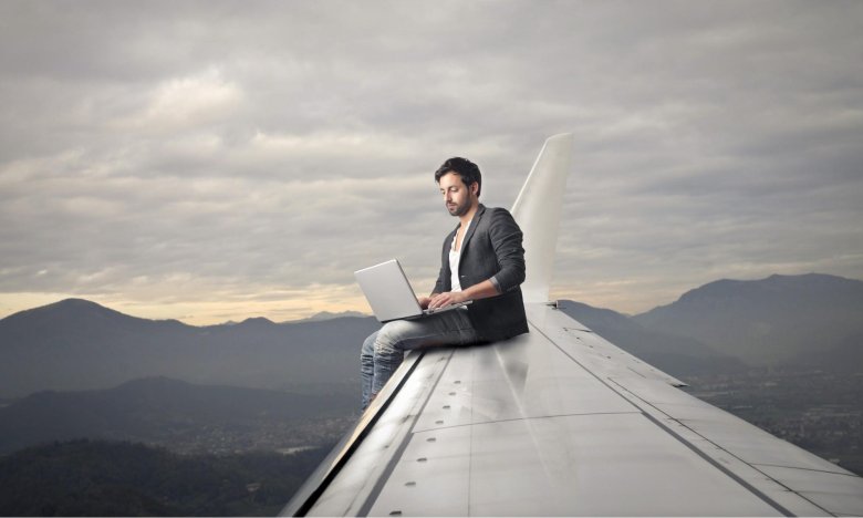 Человек на крыле самолета