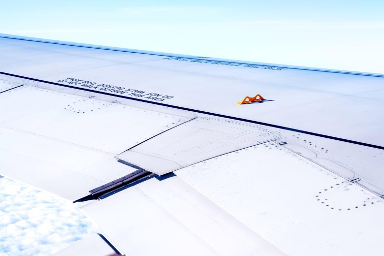 Крыло самолёта из окна
