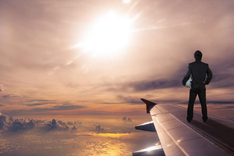 Человек на крыле самолета