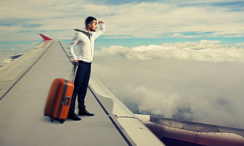 Человек на крыле самолета