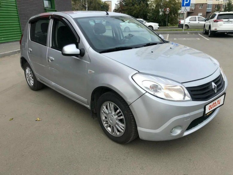 Рено Сандеро серебристый 2013