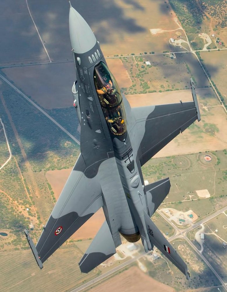 F16 истребитель