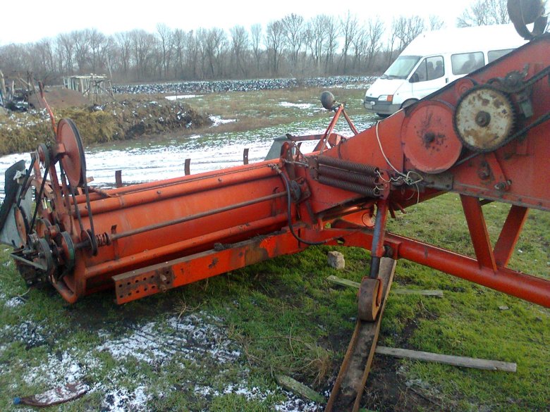 Прицепной зерноуборочный комбайн пн-100