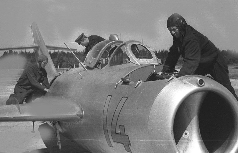 Реактивный истребитель миг 15