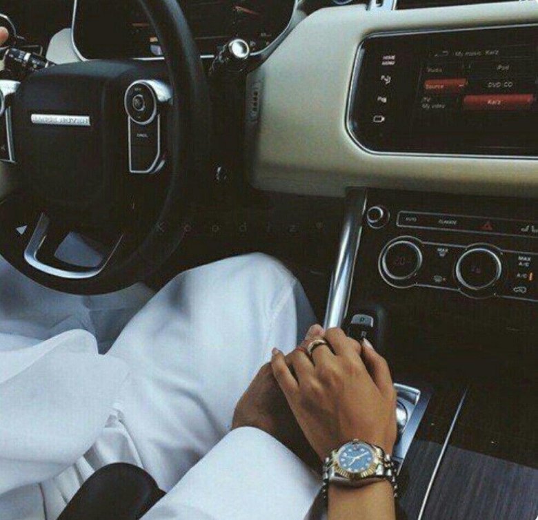 Парень с девушкой в салоне авто