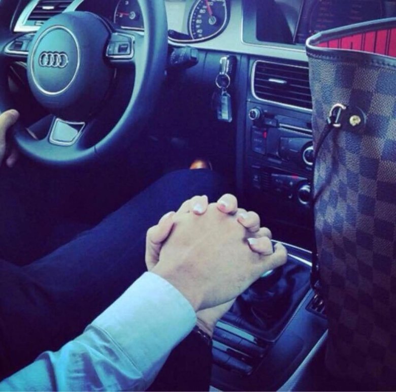 Руки в машине влюбленные