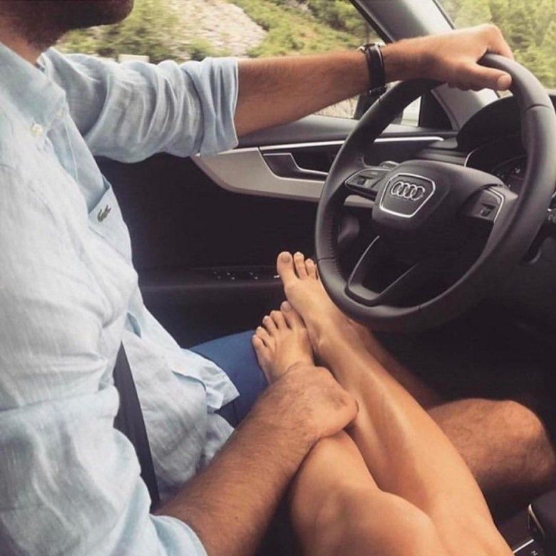 Парень сидевушкой в машине