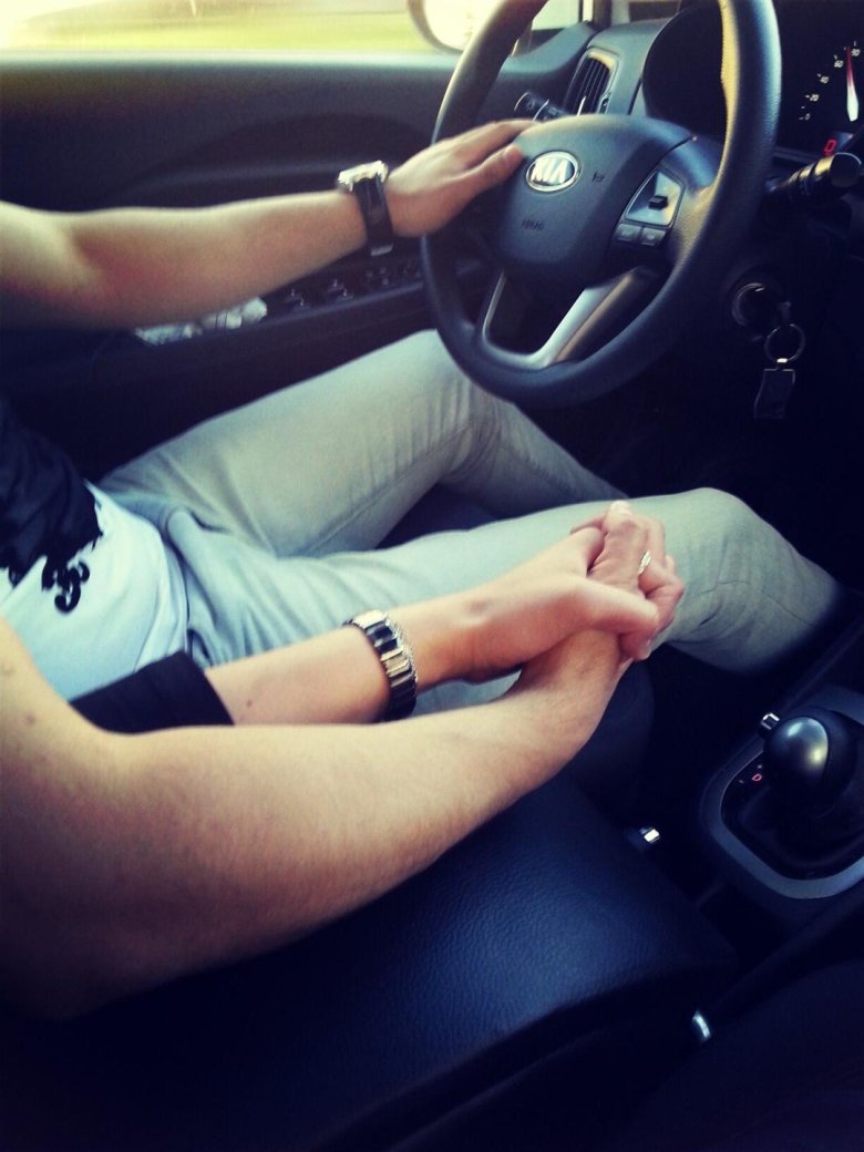 Парень с девушкой в машине