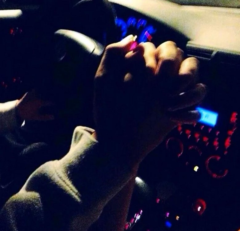Парень с девушкой в машине ночью