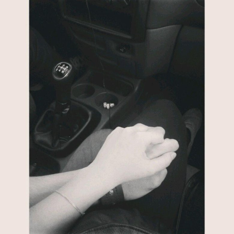 Рука в руке в машине