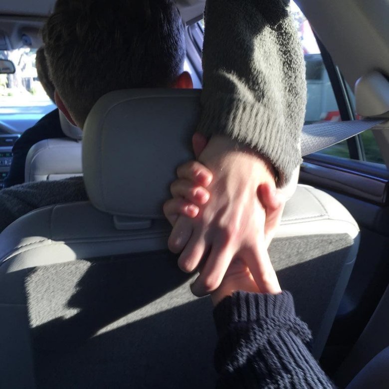 Рука в руке в машине
