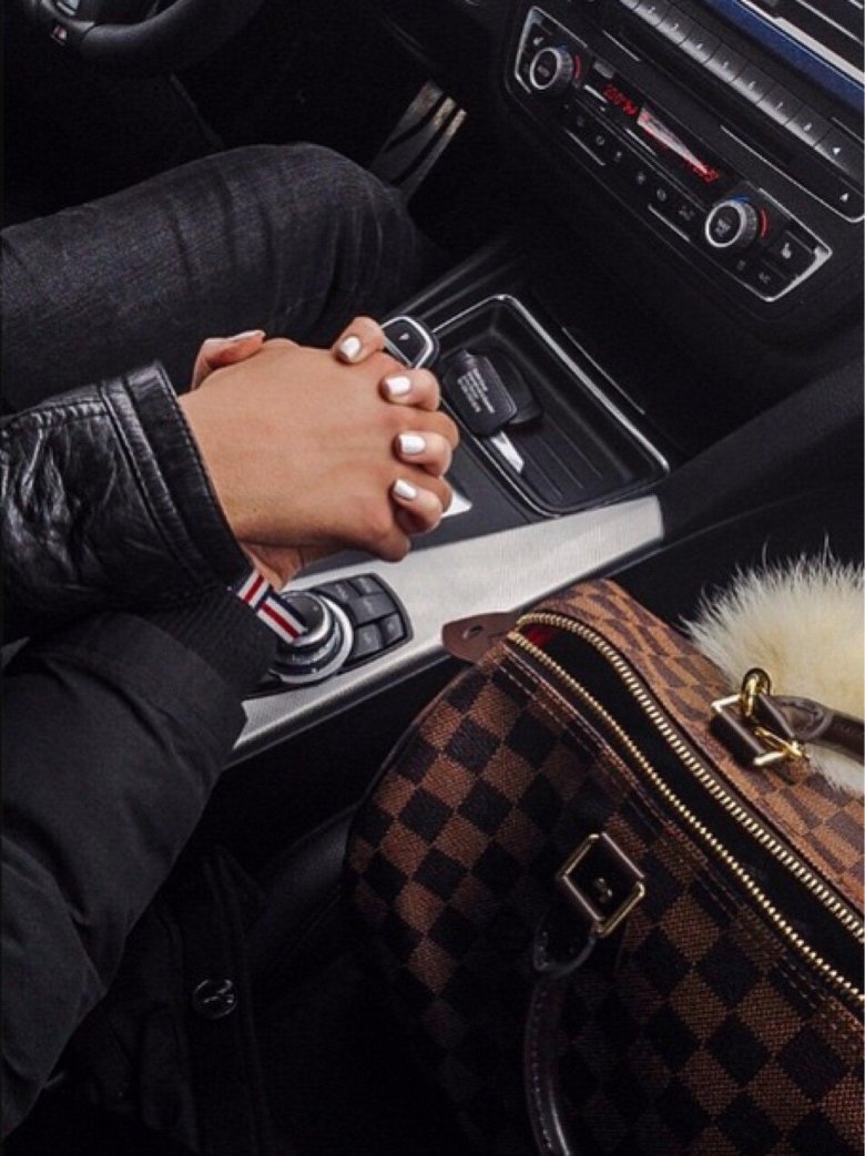 Парень с девушкой в мерседесе