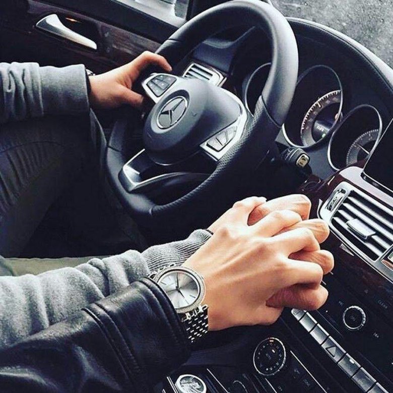 Рука в руке за рулем