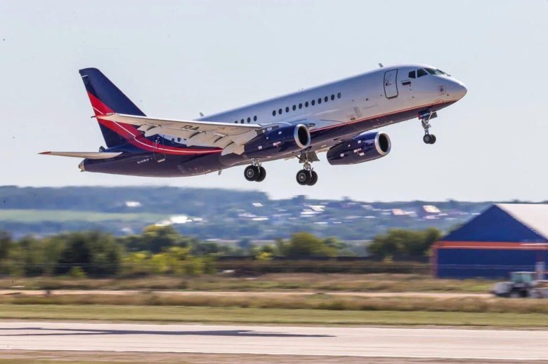 SSJ-100 самолет