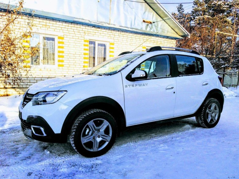 Рено Сандеро степвей белый