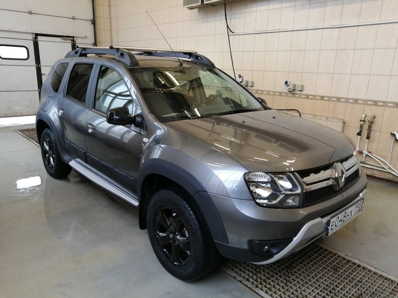 Renault Duster серебристый металлик
