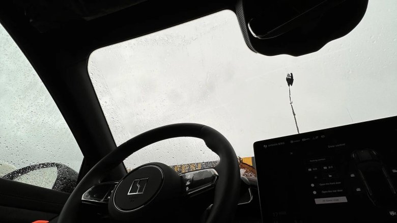 Зикр 009 2024 с ТВ изолированный водитель