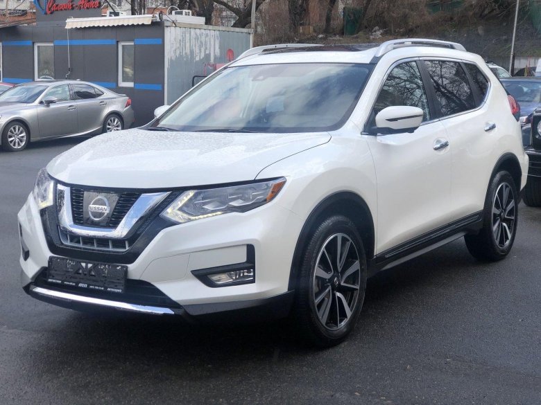 Nissan Rogue белый