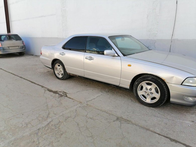 Серебристый ниссан