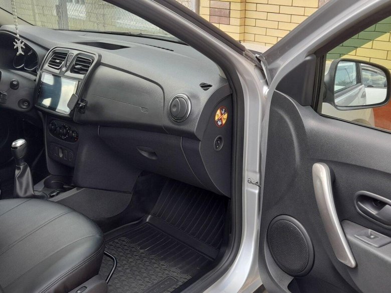 Серый рено логан