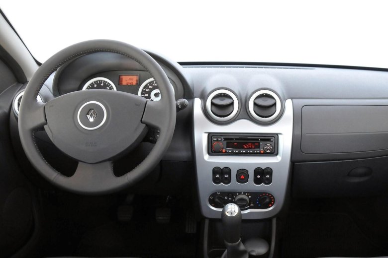 Рено Сандеро 2011 салон